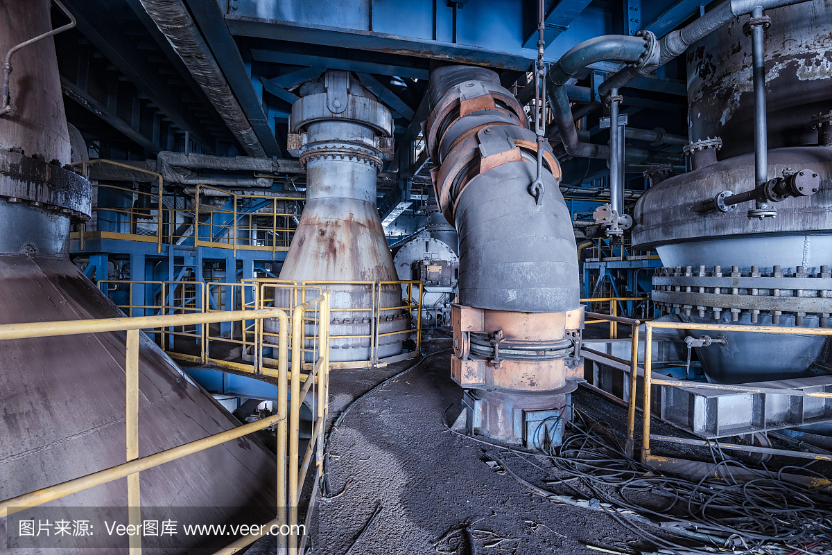 一個廢棄的鋼爐建筑的場景和細節